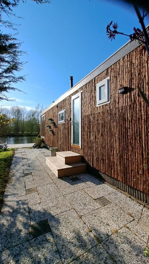 Het Witte Chalet Aan Het Water Van Monumentaal Fort Ooltgensplaat Extérieur photo